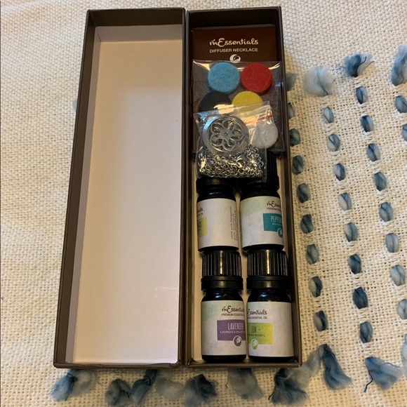 Beautiful mEssential necklace diffuser inc 4 oils - Picture 4 of 6